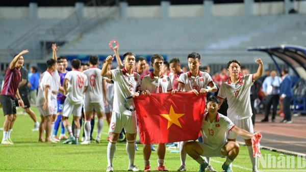 HLV Kim Sang-sik và Chiến Lược Phát Triển Đội Hình